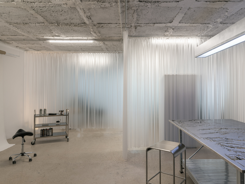 El estudio de tatuajes Blok, con sede en Barcelona, redefine los espacios estériles con interiores de hormigón y acero