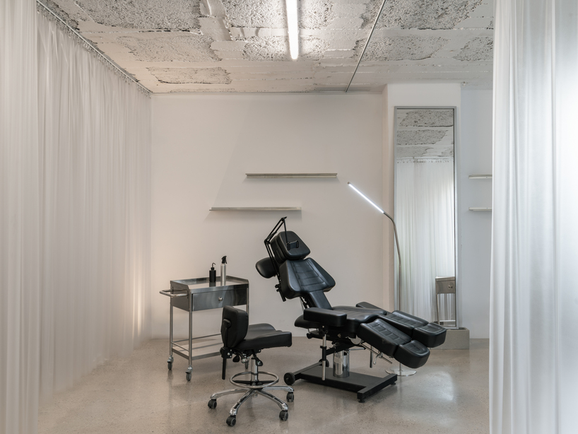 El estudio de tatuajes Blok, con sede en Barcelona, redefine los espacios estériles con interiores de hormigón y acero