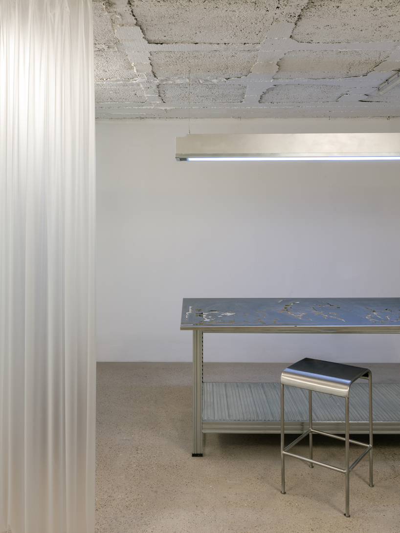 El estudio de tatuajes Blok, con sede en Barcelona, redefine los espacios estériles con interiores de hormigón y acero