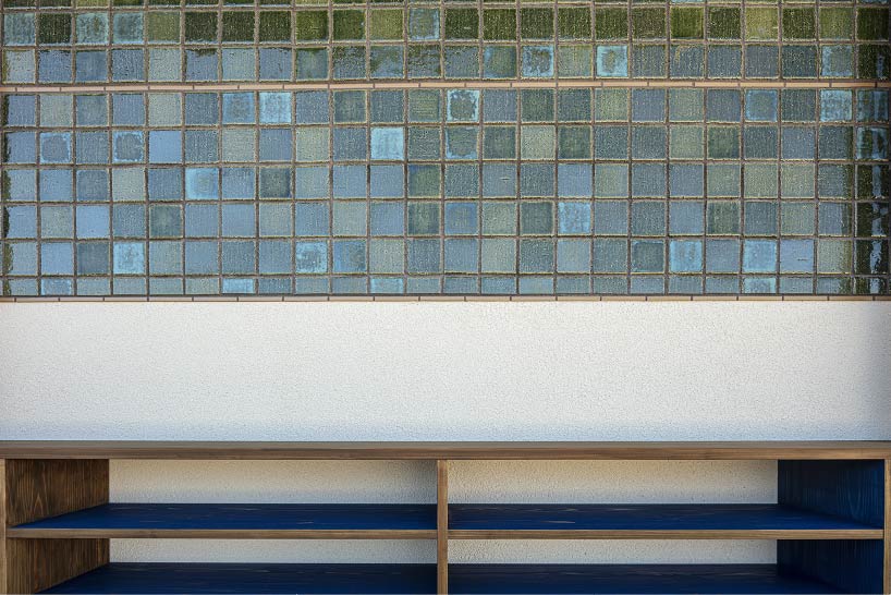 Marcos de madera curvos dan forma a una guardería llena de luz en Japón, fomentando el aprendizaje lúdico