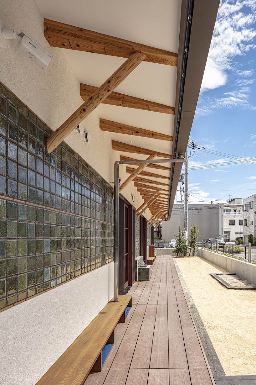 Marcos de madera curvos dan forma a una guardería llena de luz en Japón, fomentando el aprendizaje lúdico