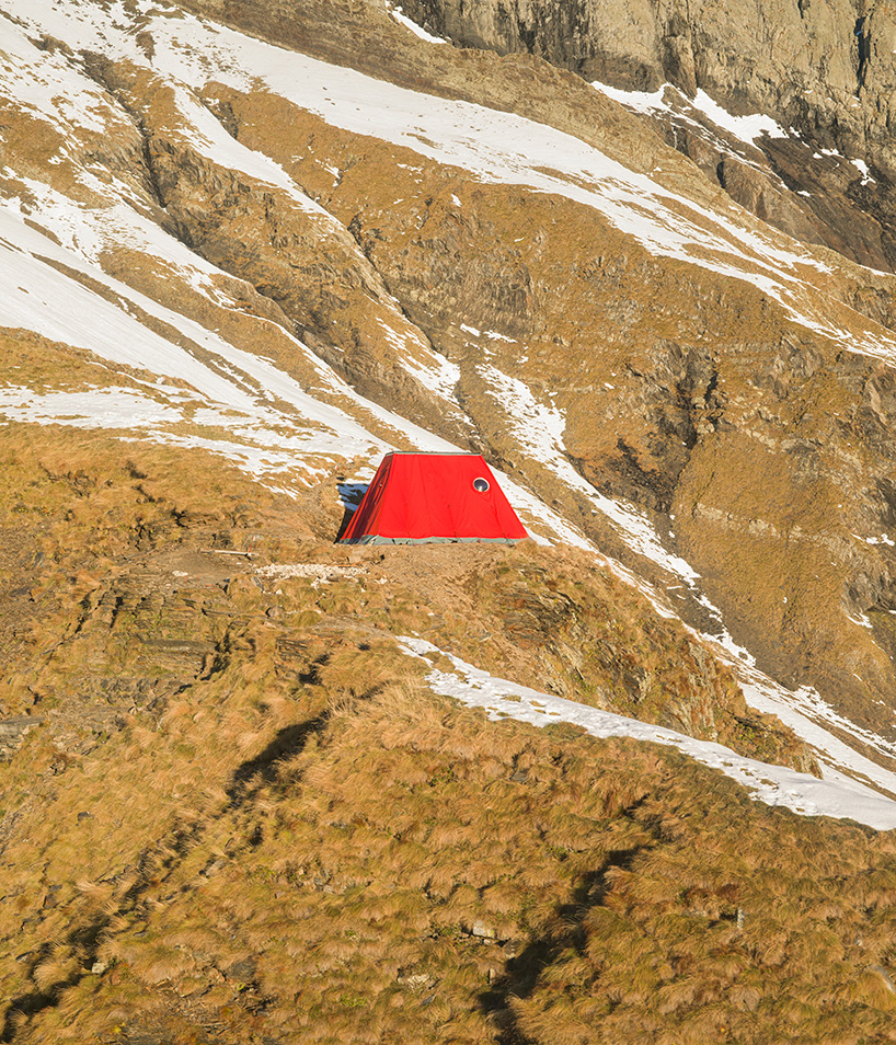 El camping rojo de los Alpes se convierte en la base de gran altitud para la galería de arte moderno de Bérgamo
