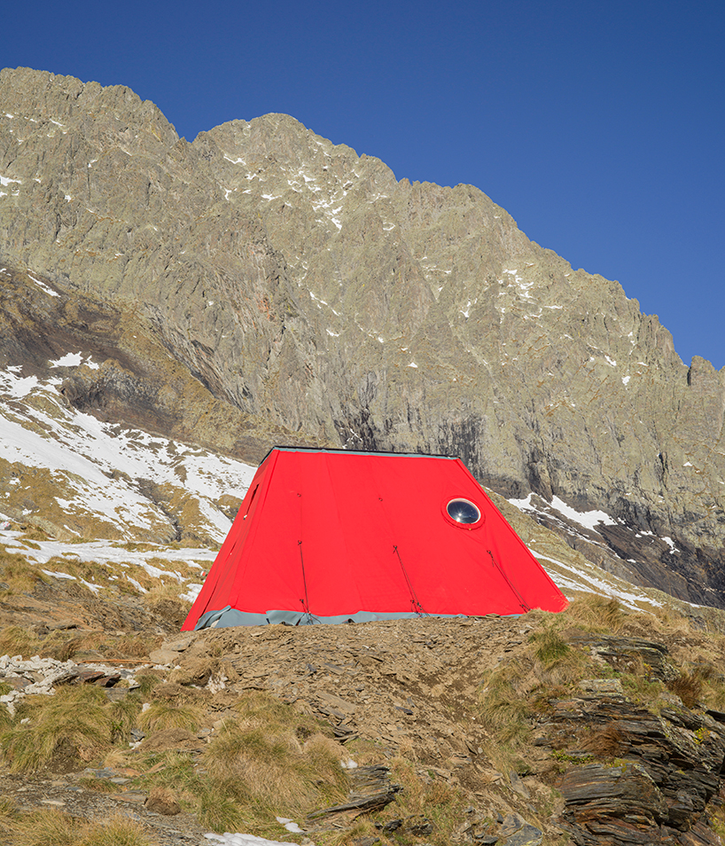 El camping rojo de los Alpes se convierte en la base de gran altitud para la galería de arte moderno de Bérgamo