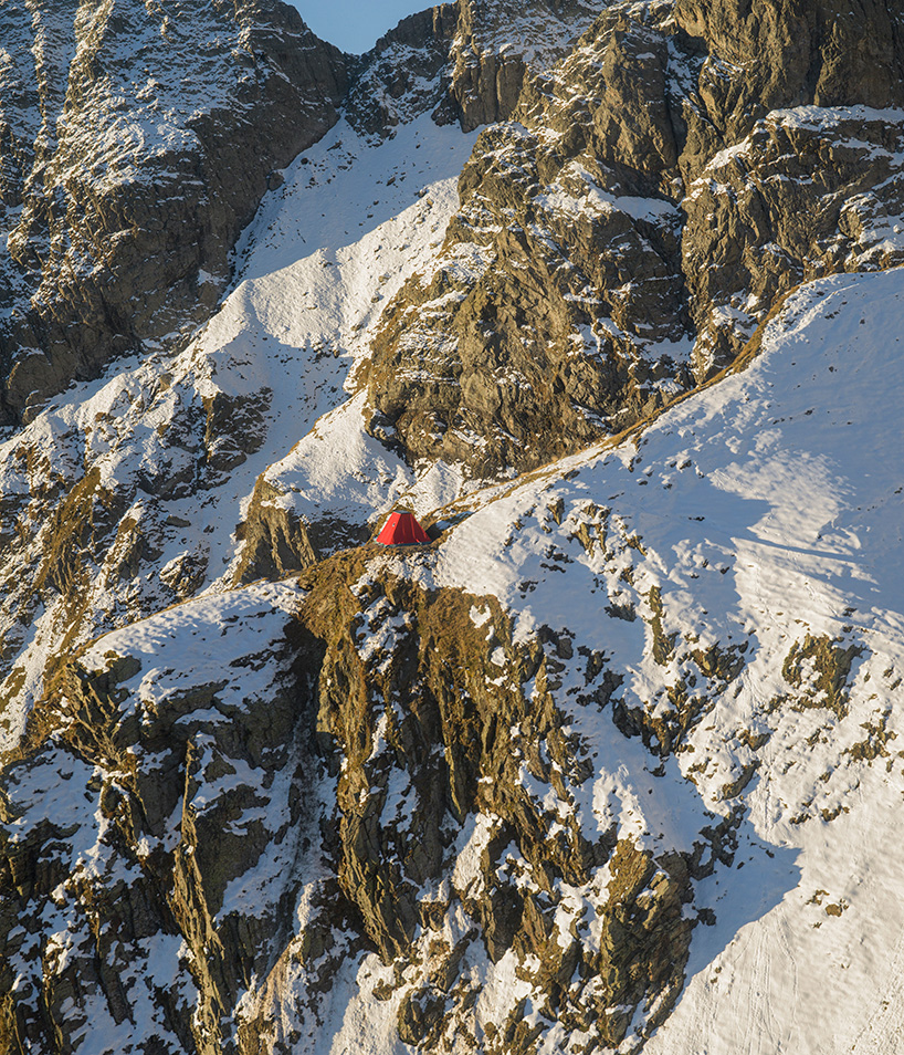 El camping rojo de los Alpes se convierte en la base de gran altitud para la galería de arte moderno de Bérgamo