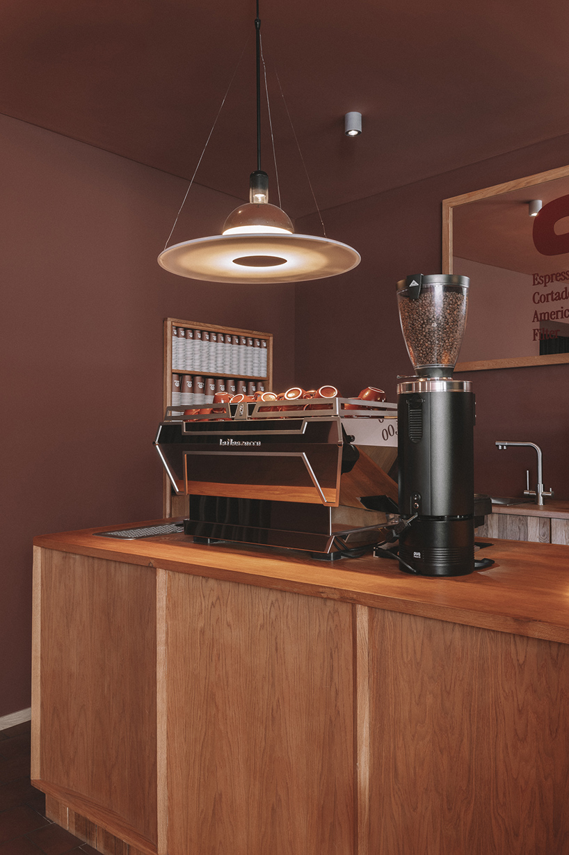 Un espacio de hospitalidad híbrido común en Berlín integra una pequeña panadería y una pizzería en un espacio interior flexible