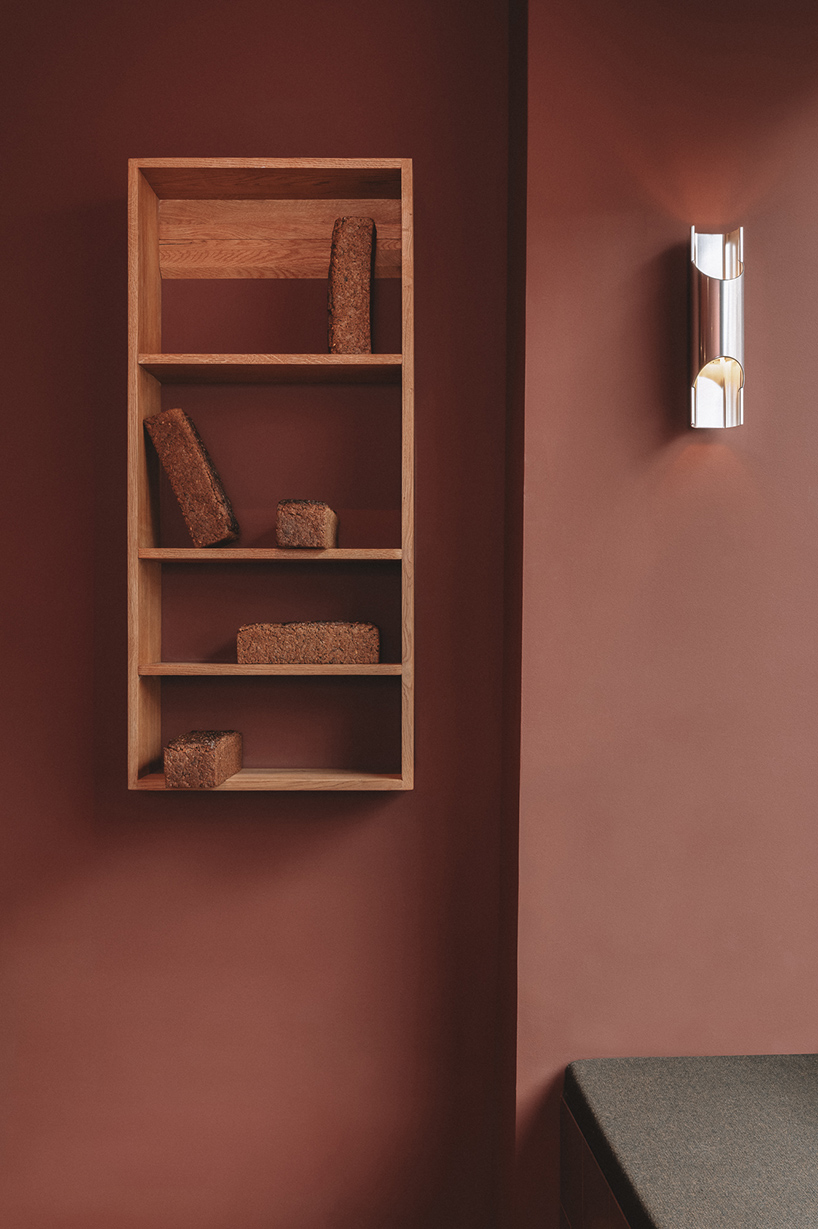 Un espacio híbrido común de hostelería en Berlín combina una pequeña panadería y una pizzería en un interior flexible