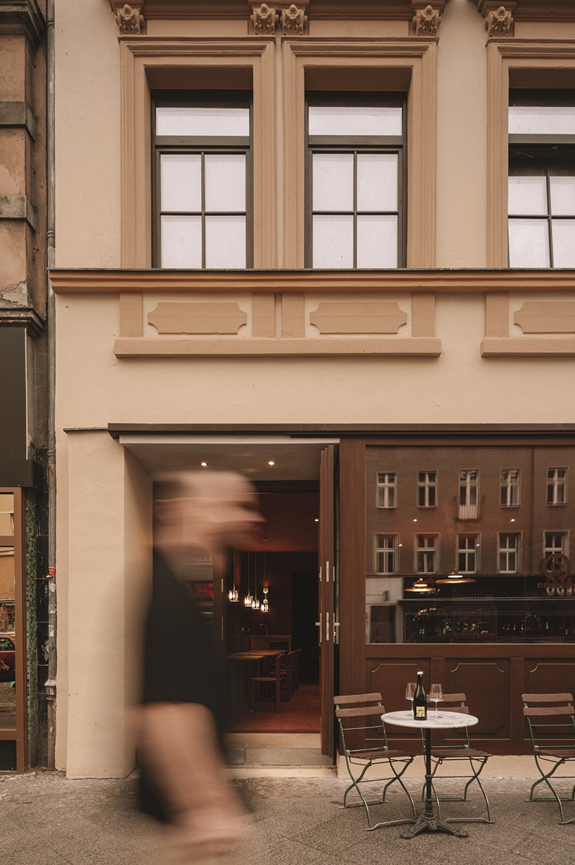 Un espacio de hospitalidad híbrido común en Berlín integra una pequeña panadería y una pizzería en un espacio interior flexible