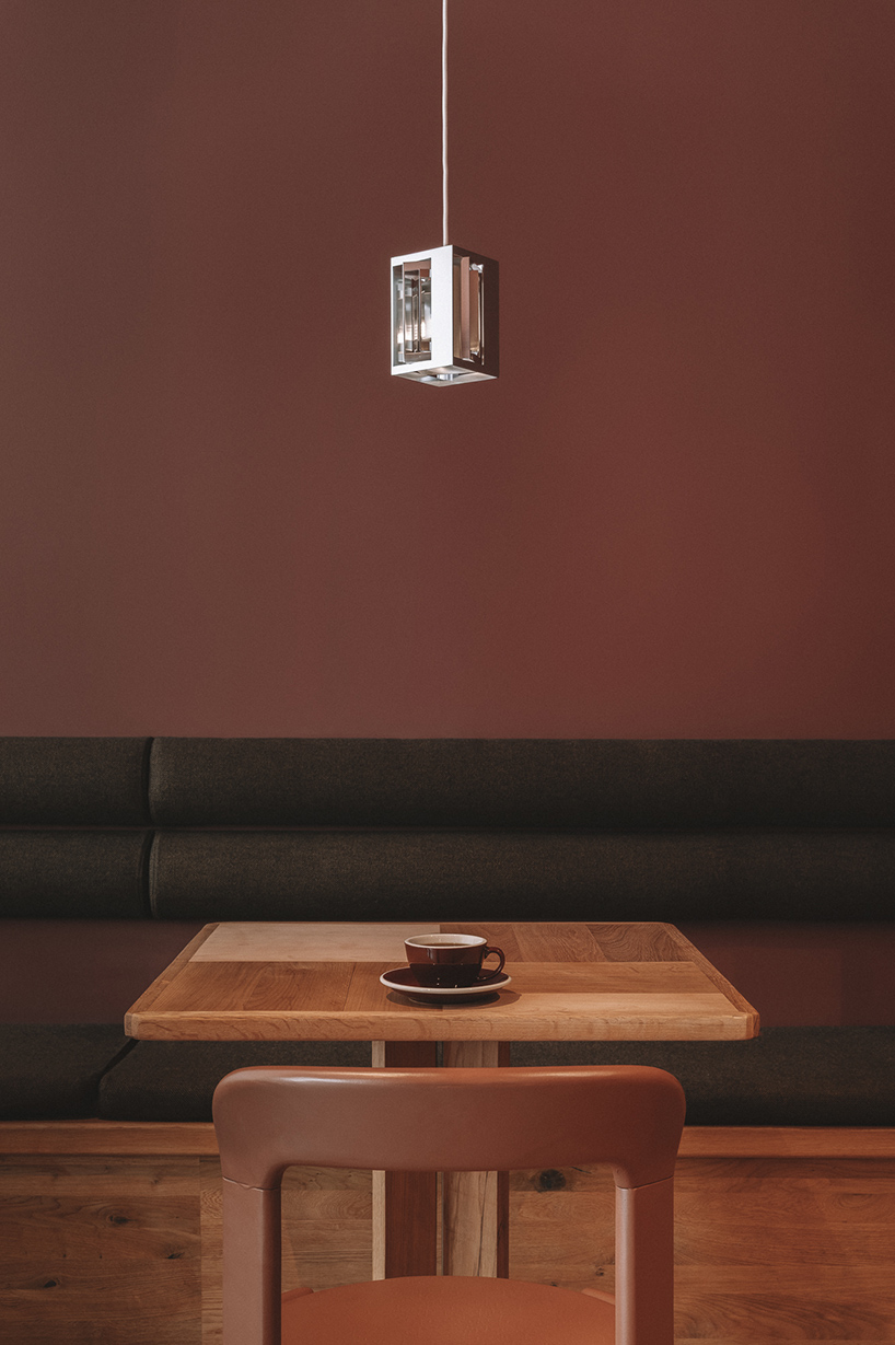 Un espacio de hospitalidad híbrido común en Berlín integra una pequeña panadería y una pizzería en un espacio interior flexible