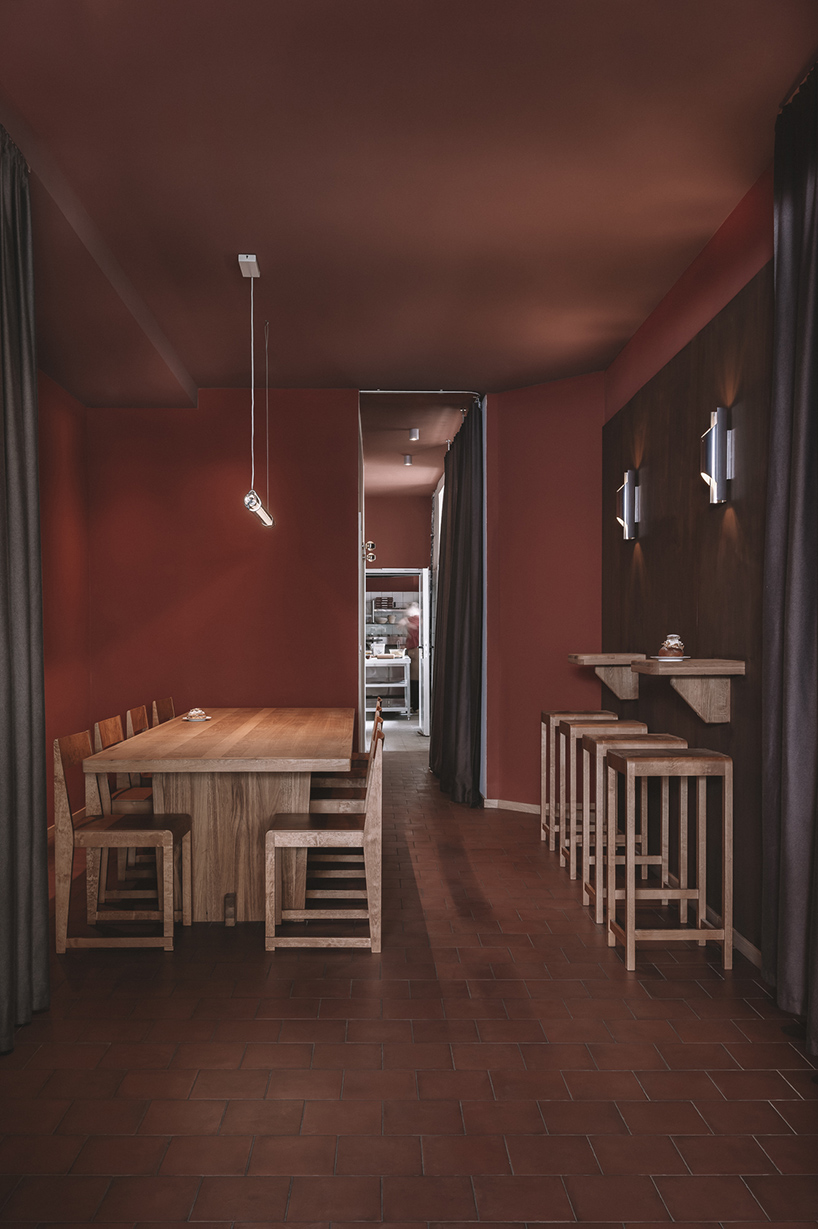 Un espacio de hospitalidad híbrido común en Berlín integra una pequeña panadería y una pizzería en un espacio interior flexible