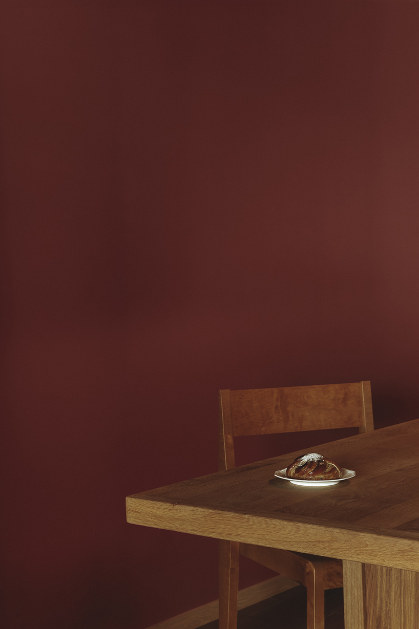 Un espacio de hospitalidad híbrido común en Berlín integra una pequeña panadería y una pizzería en un espacio interior flexible