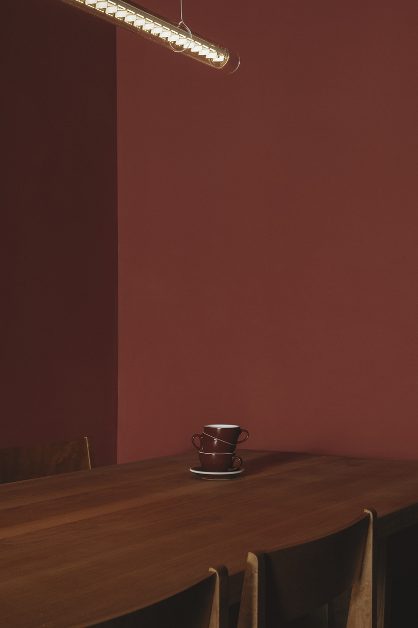 Un espacio híbrido común de hostelería en Berlín combina una pequeña panadería y una pizzería en un interior flexible