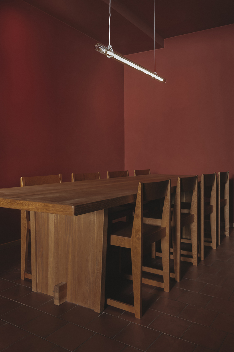 Un espacio de hospitalidad híbrido común en Berlín integra una pequeña panadería y una pizzería en un espacio interior flexible