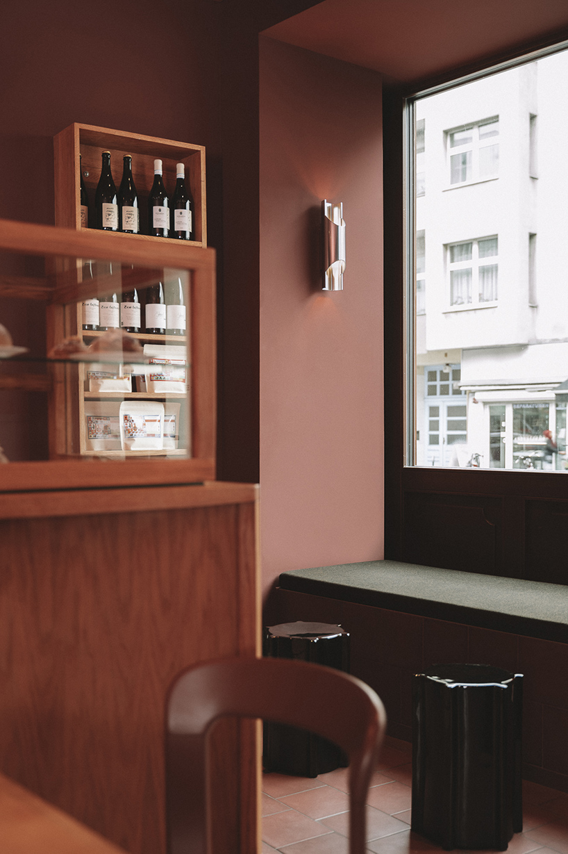 Un espacio de hospitalidad híbrido común en Berlín integra una pequeña panadería y una pizzería en un espacio interior flexible