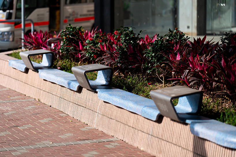Mobiliario urbano en espiral hecho con máscaras quirúrgicas recicladas se extiende a lo largo de la Costa Perdida de Hong Kong