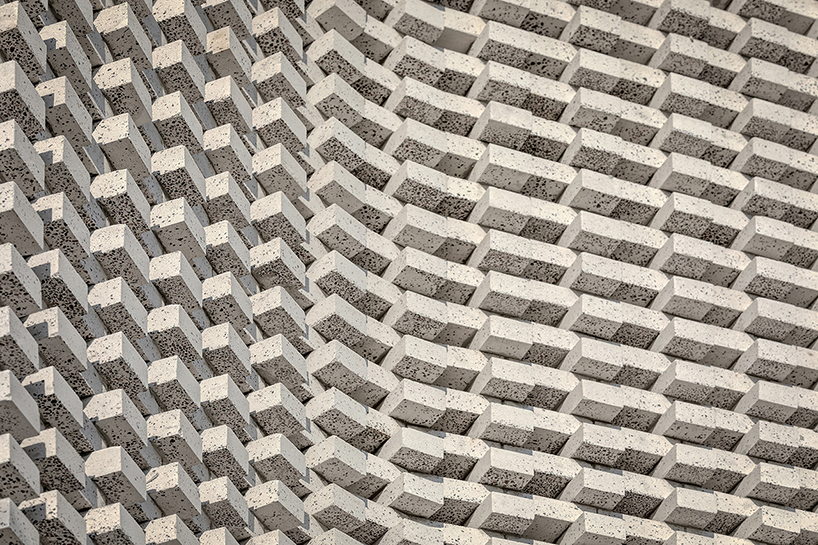 Una fachada de ladrillo blanco poroso rodea una casa renovada de los años 80 en Kuala Lumpur