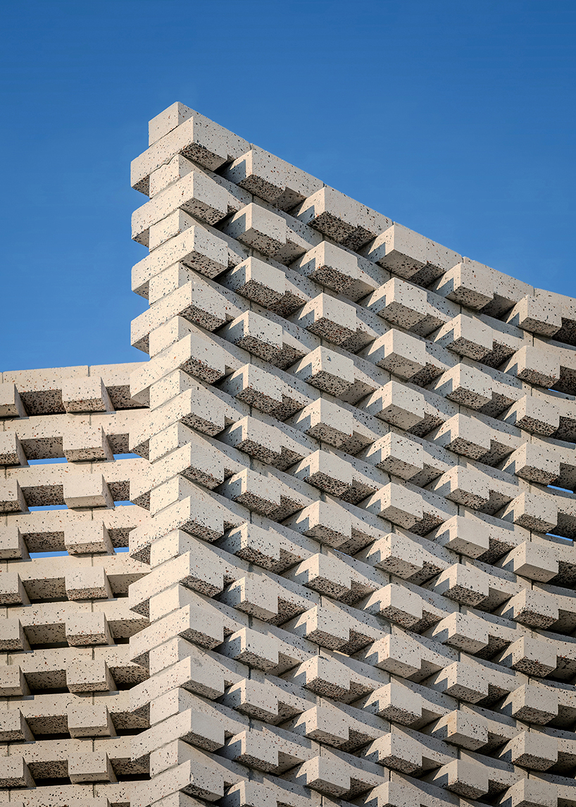 Una fachada de ladrillo blanco poroso rodea una casa renovada de los años 80 en Kuala Lumpur