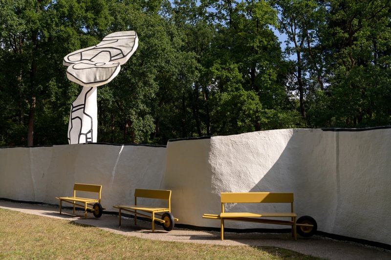 portable aluminum bench comes with wheelbarrow wheels for easy transportation