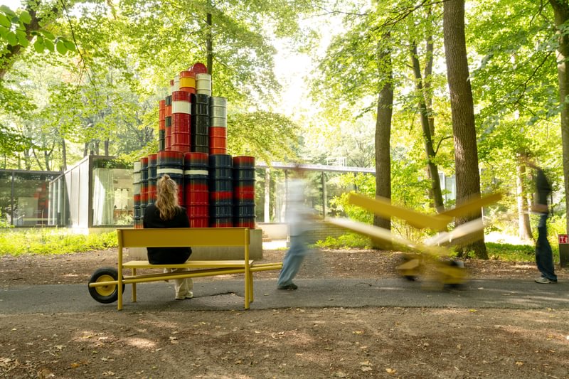 portable aluminum bench comes with wheelbarrow wheels for easy transportation
