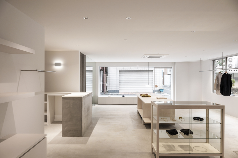 Interior suave y luminoso con formas de madera blanca en la tienda de ropa de Tokio