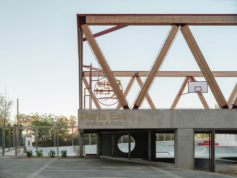 Pista deportiva en voladizo con forma de cuenco en un parque de patinaje urbano a lo largo de la línea ferroviaria francesa