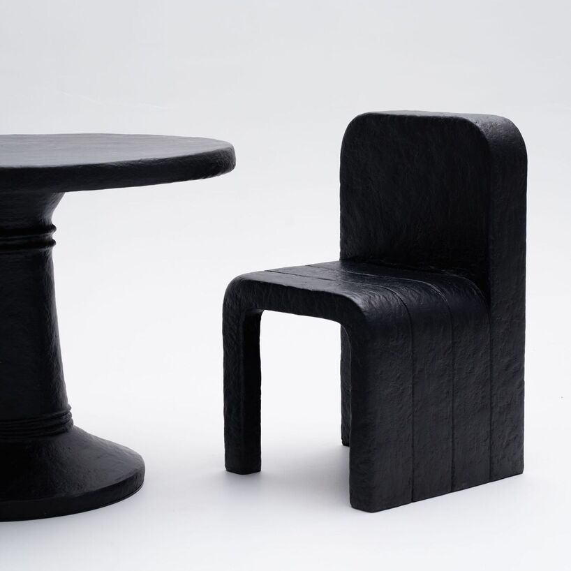 Colección de muebles monolíticos tallados en madera contrachapada y pulpa de papel reciclado.