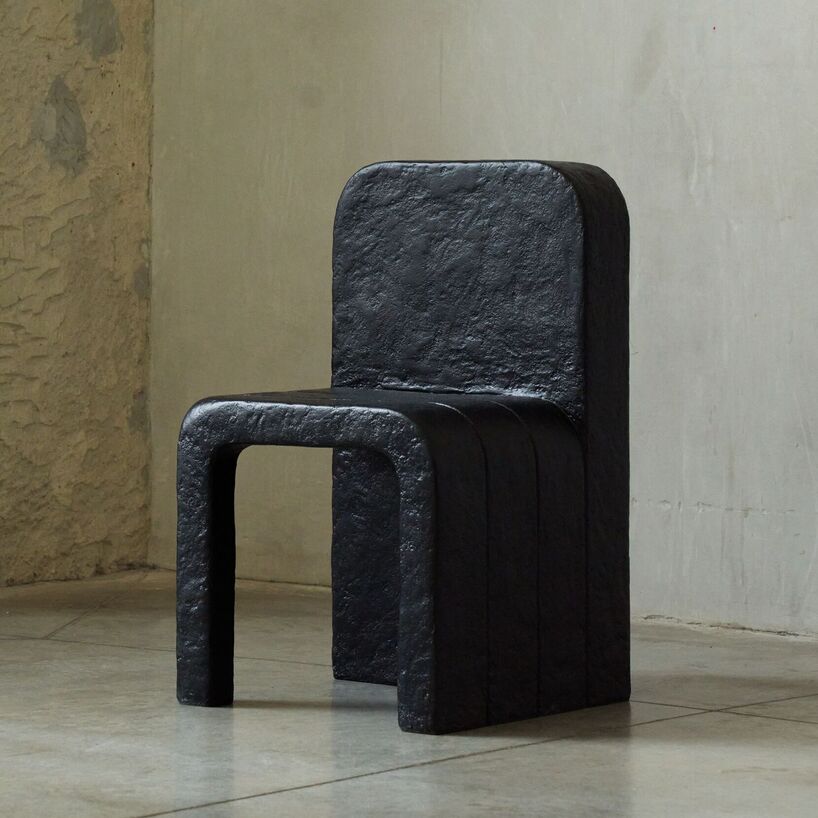 Colección de muebles monolíticos tallados en madera contrachapada y pulpa de papel reciclado.