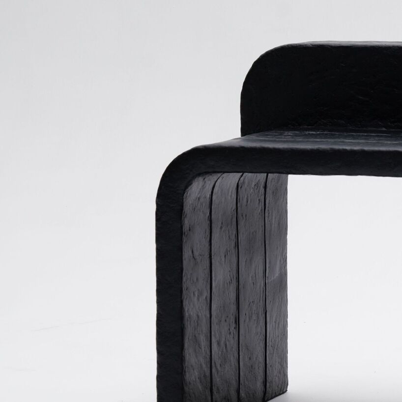 Colección de muebles monolíticos tallados en madera contrachapada y pulpa de papel reciclado.