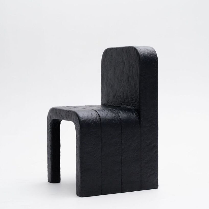 Colección de muebles monolíticos tallados en madera contrachapada y pulpa de papel reciclado.