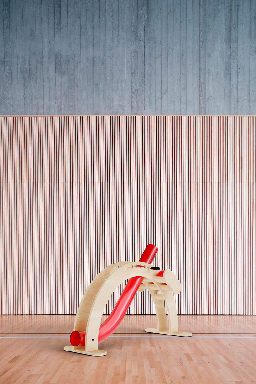 La rampa de bochas de madera fomenta el juego inclusivo para niños con y sin discapacidad