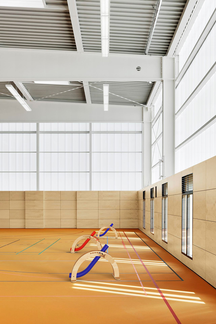 La rampa de bochas de madera fomenta el juego inclusivo para niños con y sin discapacidad