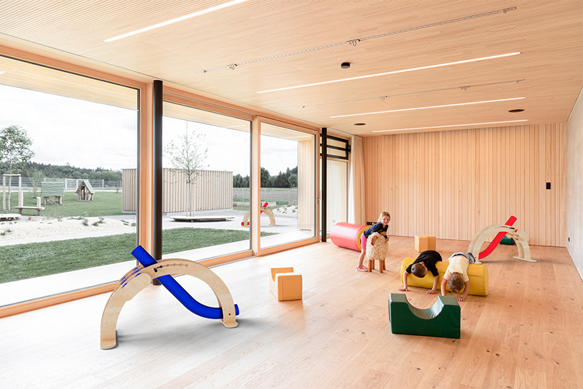 La rampa de bochas de madera fomenta el juego inclusivo para niños con y sin discapacidad