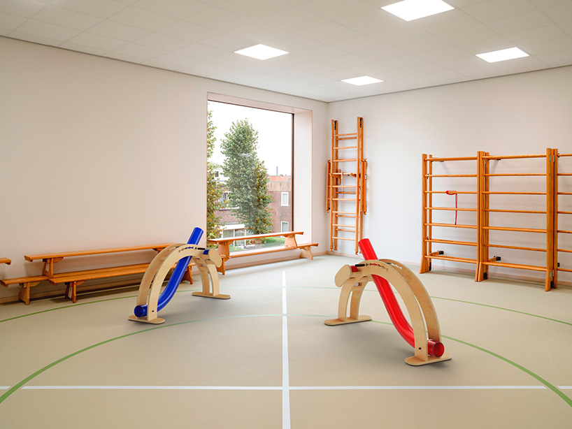 La rampa de bochas de madera fomenta el juego inclusivo para niños con y sin discapacidad