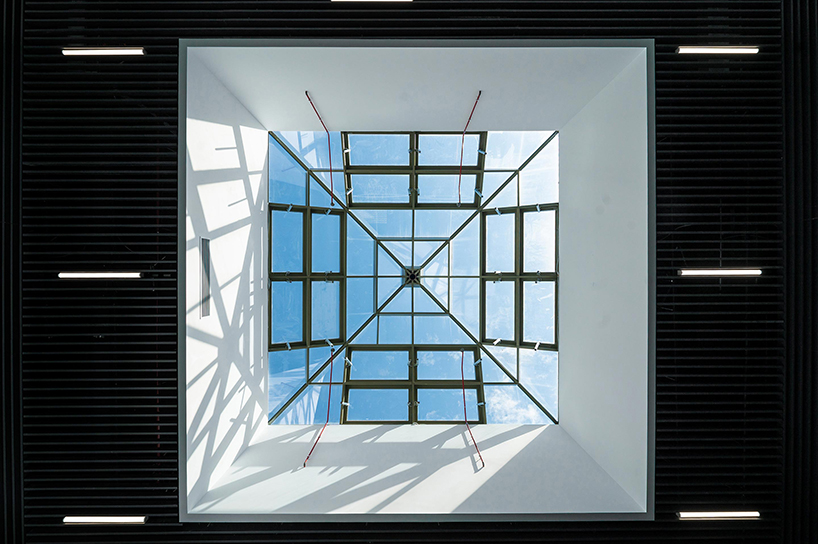 La ampliación de la terminal del aeropuerto rumano presenta arcos de metal amarillo translúcido