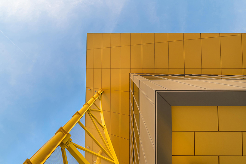 La ampliación de la terminal del aeropuerto rumano presenta arcos de metal amarillo translúcido