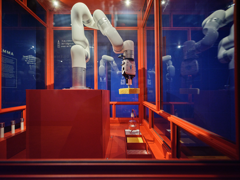 autonomous robotic installation writes and erases history in real time - 7