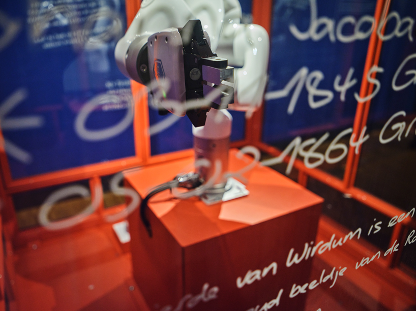 autonomous robotic installation writes and erases history in real time - 8