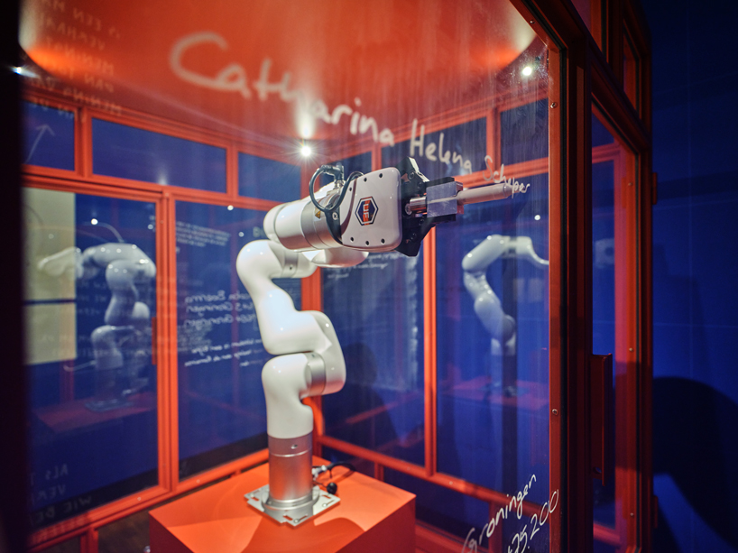 autonomous robotic installation writes and erases history in real time - 5