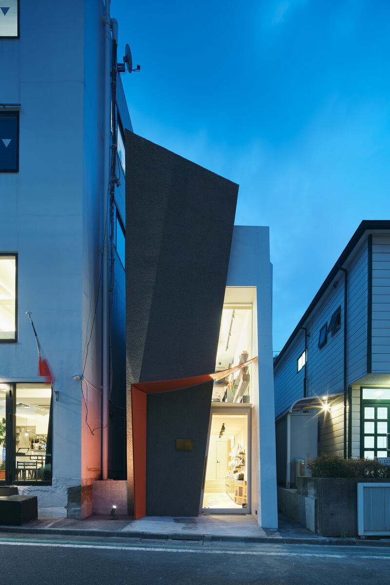 Ángel Estévez conoció los 10 volúmenes escultóricos diseñados para la tienda insignia de Plotter en Tokio