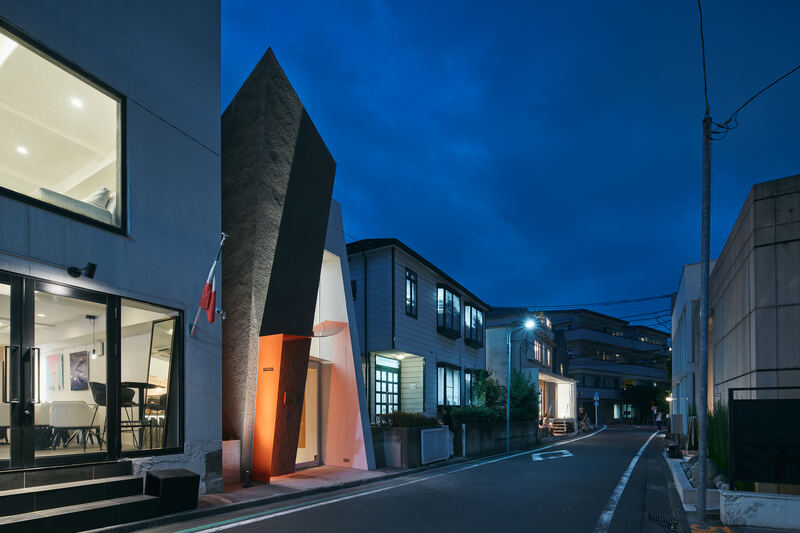Ángel Estévez conoció 11 volúmenes escultóricos diseñados para la tienda insignia de Plotter Tokio