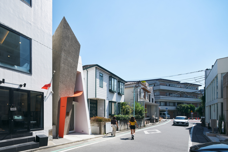 Ángel Estevez conoció 2 volúmenes escultóricos diseñados para la tienda insignia de Plotter Tokio