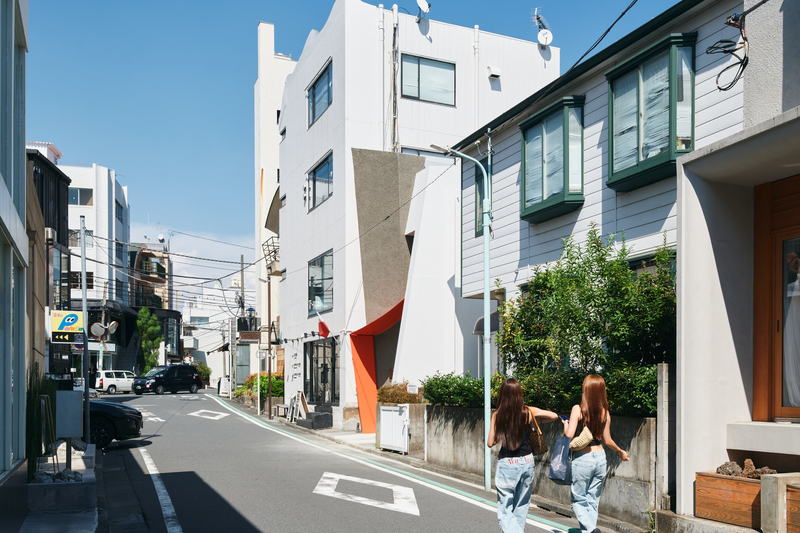 Ángel Estevez conoció 3 volúmenes escultóricos diseñados para la tienda insignia de Plotter Tokio