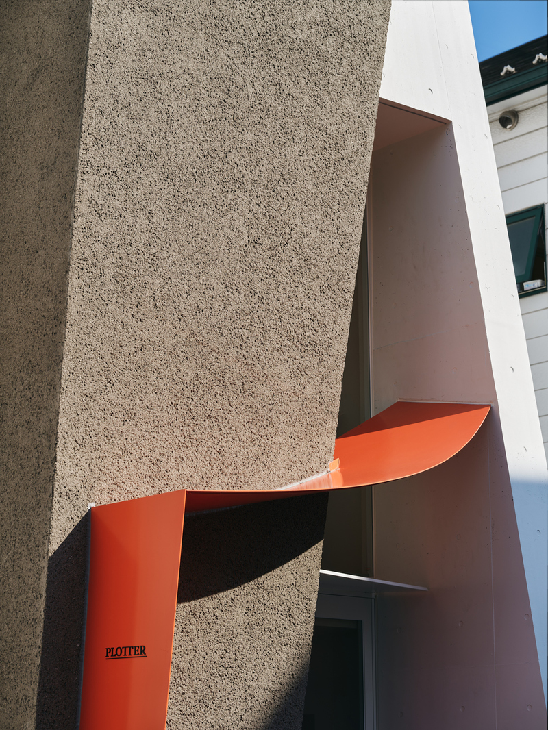 Ángel Estevez conoció 5 volúmenes escultóricos diseñados para la tienda insignia de Plotter Tokio