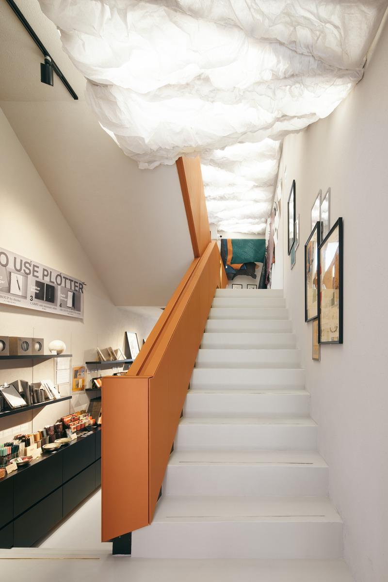 angel estevez conoció 7 volúmenes escultóricos diseñados para la tienda insignia de Plotter Tokyo