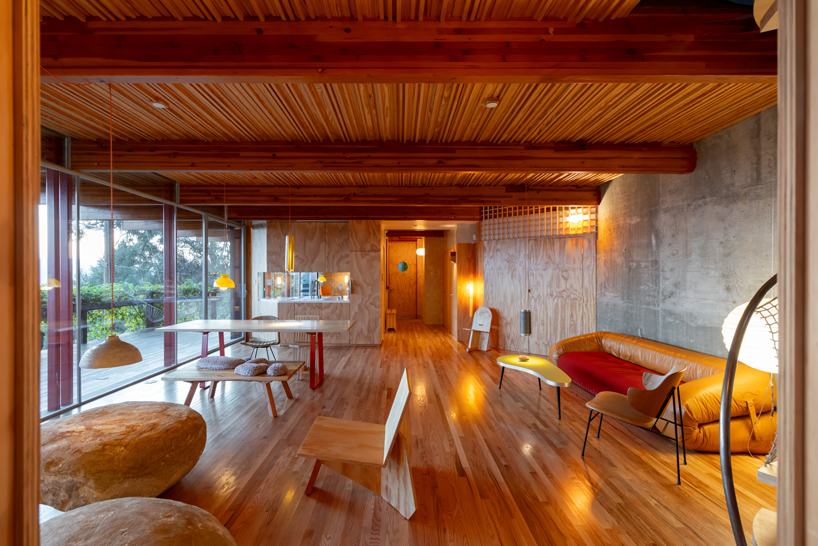 a series of cantilevered beams and slender posts compose cano house above los angeles - 9