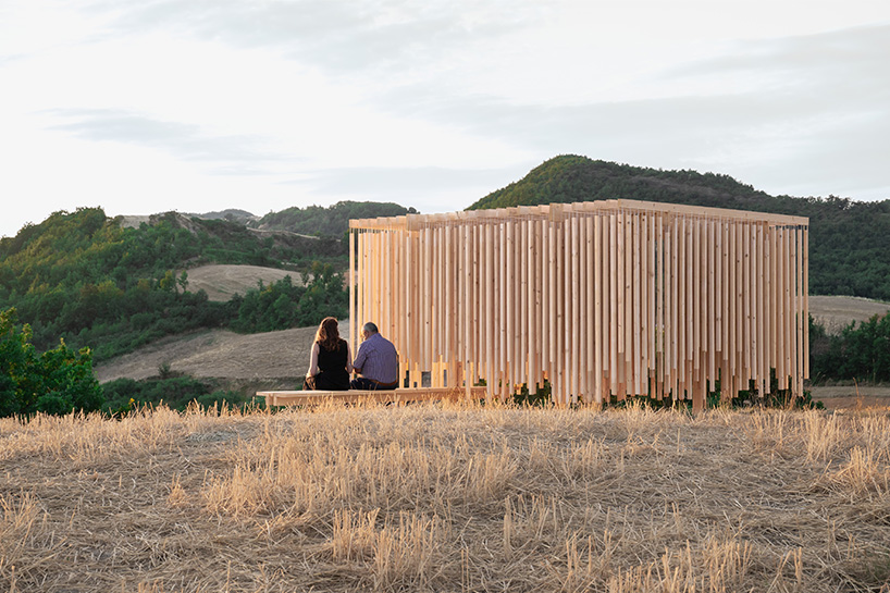 wind activates pavilion&rsquo;s permeable wooden grid producing layered soundscapes