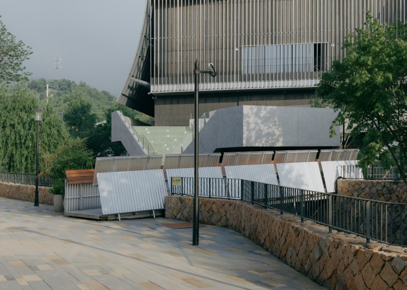 four inclined planes transform this bridge into a place for leaning, drawing and observing - 9