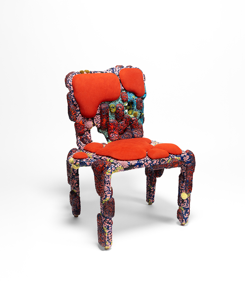 La colección de alfombras moldeadas funde restos de fibras desechadas en revestimientos de muebles esculturales - 2