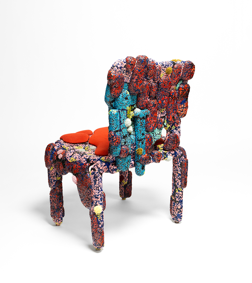 La colección de alfombras moldeadas funde restos de fibras desechadas en revestimientos de muebles esculturales - 3