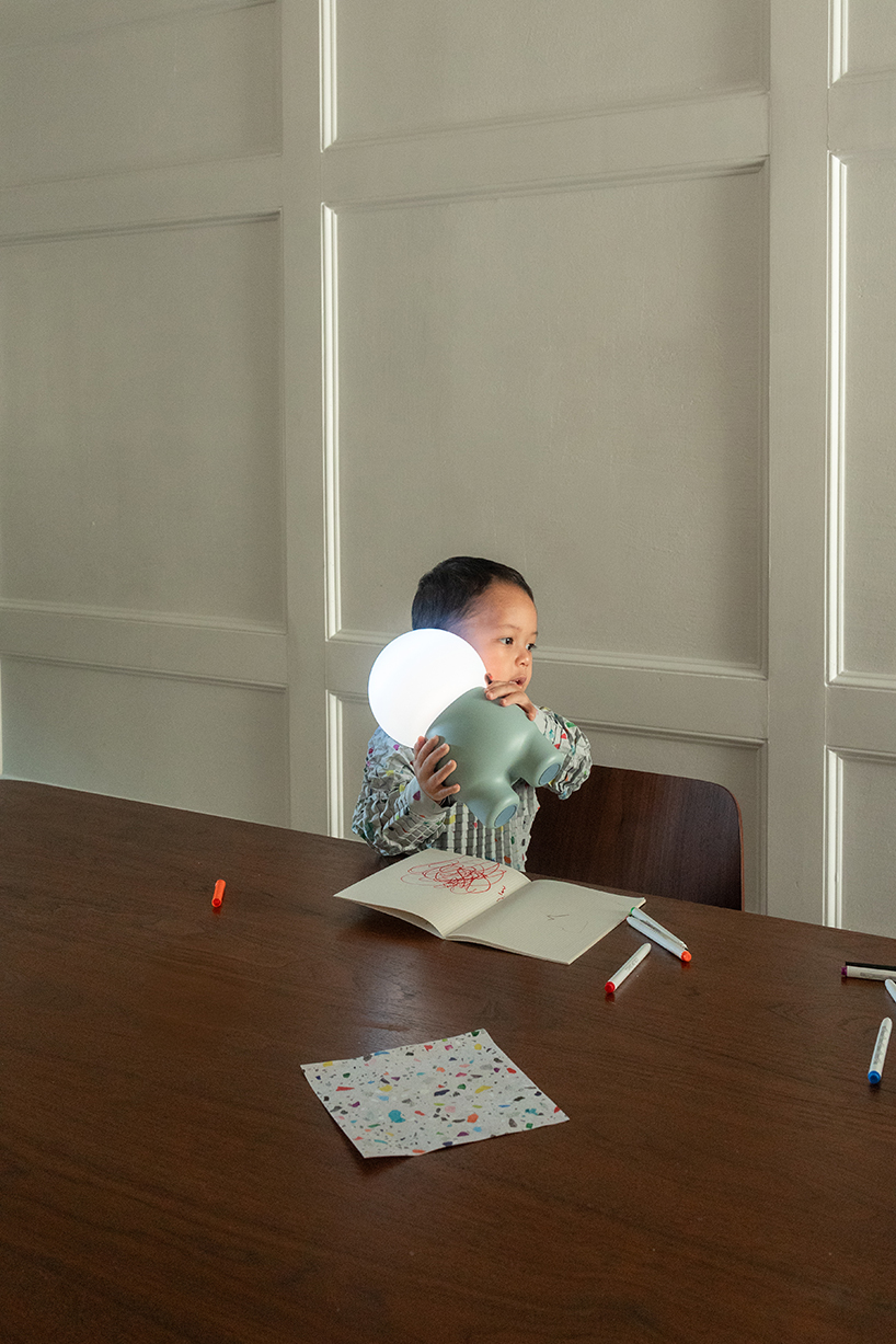 buddy portable mood lamp encourages interaction through a single wind-up key - 4