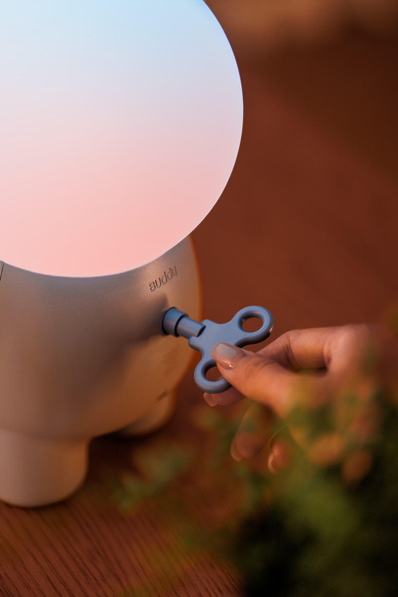 buddy portable mood lamp encourages interaction through a single wind-up key - 8